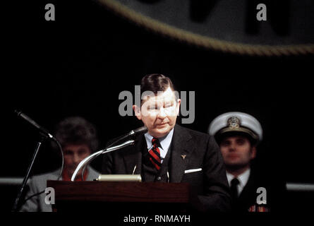 1982 - Senator John Tower, R - Texas, spricht an der Inbetriebnahme Zeremonie für die Atom-Flugzeugträger USS CARL VINSON (CVN-70). Hinter dem Senator Sitzen Molly Snead, Sponsor, Links, und CAPT Richard L. Martin, kommandierender Offizier der Carl Vinson. Stockfoto