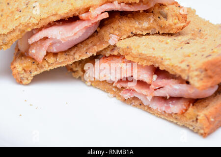 Frisch bacon Sandwich auf einem weißen Teller gemacht Stockfoto