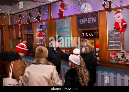 Großbritannien, England, Lancashire, Bury, Bolton Street Station East Lancashire Eisenbahn, die ticketschalter an Weihnachten für den Weihnachtsmann Besondere Züge Stockfoto