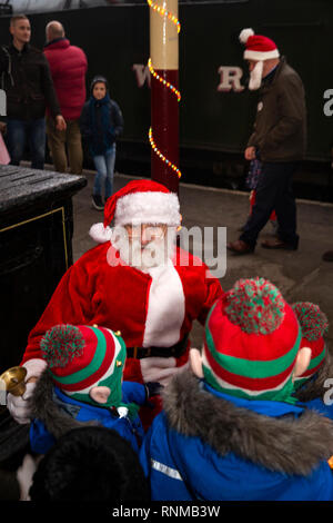 Großbritannien, England, Lancashire, Bury, Bolton Street Station East Lancashire Eisenbahn, Santa Claus mit Kindern auf der Plattform Stockfoto