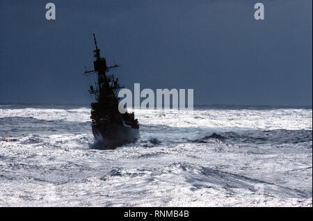 1982-A Steuerbord bug Ansicht der Lenkwaffen-zerstörer USS Preble (DDG46). Stockfoto