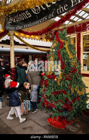 Großbritannien, England, Lancashire, Bury, Bolton Street East Lancashire Railway Station, Santa spezielle Weihnachtsbaum auf Plattform Stockfoto