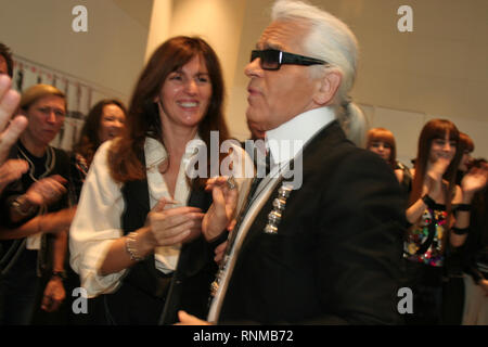 Karl Lagerfeld und Modelle backstage bei Chanel "Coco Moden eine Tokio" zeigt in der neuen Chanel Store in Ginza, Tokyo, Japan, 03.12.04. Die 'Coco eine Tokio" zeigen, war das erste Mal Chanel Kleidung außerhalb Paris, Frankreich uraufgeführt wurden. Auch Aufnahmen von Menschen einkaufen im neuen Store. Stockfoto