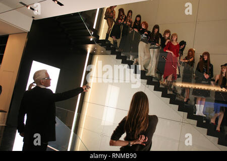 Karl Lagerfeld und Modelle backstage bei Chanel "Coco Moden eine Tokio" zeigt in der neuen Chanel Store in Ginza, Tokyo, Japan, 03.12.04. Die 'Coco eine Tokio" zeigen, war das erste Mal Chanel Kleidung außerhalb Paris, Frankreich uraufgeführt wurden. Auch Aufnahmen von Menschen einkaufen im neuen Store. Stockfoto