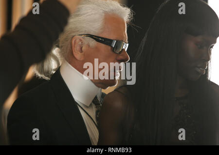 Karl Lagerfeld und Modelle backstage bei Chanel "Coco Moden eine Tokio" zeigt in der neuen Chanel Store in Ginza, Tokyo, Japan, 03.12.04. Die 'Coco eine Tokio" zeigen, war das erste Mal Chanel Kleidung außerhalb Paris, Frankreich uraufgeführt wurden. Auch Aufnahmen von Menschen einkaufen im neuen Store. Stockfoto