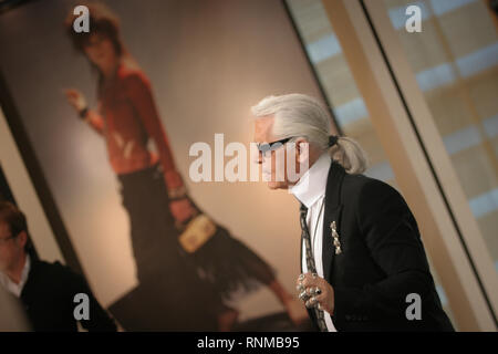 Karl Lagerfeld und Modelle backstage bei Chanel "Coco Moden eine Tokio" zeigt in der neuen Chanel Store in Ginza, Tokyo, Japan, 03.12.04. Die 'Coco eine Tokio" zeigen, war das erste Mal Chanel Kleidung außerhalb Paris, Frankreich uraufgeführt wurden. Auch Aufnahmen von Menschen einkaufen im neuen Store. Stockfoto