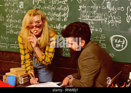 Studierende Studium und Prüfung Lektion vom Lehrer im Unterricht an der Universität. Student sucht nach Studium der Methode, die seinem Lernstil entspricht. Stockfoto