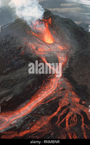 Luftaufnahme, aus dem Osten, der abnehmenden Lavafontäne aus Pu'u O'o auf Hawai'i Insel Kilauea Vulkan. Am Ende der Eruption Episode 32 genommen. Pu'u 'O'o Rose 209 Meter oberhalb der pre-1983 Oberfläche (928 Meter über dem Meeresspiegel). Stockfoto