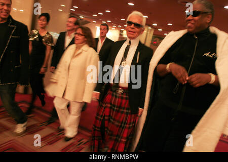 Karl Lagerfeld und Modelle backstage bei Chanel "Coco Moden eine Tokio" zeigt in der neuen Chanel Store in Ginza, Tokyo, Japan, 03.12.04. Die 'Coco eine Tokio" zeigen, war das erste Mal Chanel Kleidung außerhalb Paris, Frankreich uraufgeführt wurden. Auch Aufnahmen von Menschen einkaufen im neuen Store. Stockfoto