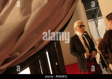 Karl Lagerfeld und Modelle backstage bei Chanel "Coco Moden eine Tokio" zeigt in der neuen Chanel Store in Ginza, Tokyo, Japan, 03.12.04. Die 'Coco eine Tokio" zeigen, war das erste Mal Chanel Kleidung außerhalb Paris, Frankreich uraufgeführt wurden. Auch Aufnahmen von Menschen einkaufen im neuen Store. Stockfoto