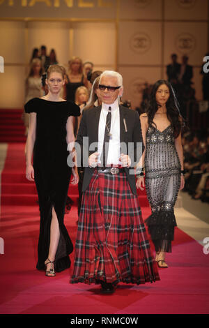 Karl Lagerfeld und Modelle backstage bei Chanel "Coco Moden eine Tokio" zeigt in der neuen Chanel Store in Ginza, Tokyo, Japan, 03.12.04. Die 'Coco eine Tokio" zeigen, war das erste Mal Chanel Kleidung außerhalb Paris, Frankreich uraufgeführt wurden. Auch Aufnahmen von Menschen einkaufen im neuen Store. Stockfoto