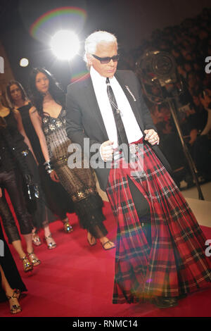 Karl Lagerfeld und Modelle backstage bei Chanel "Coco Moden eine Tokio" zeigt in der neuen Chanel Store in Ginza, Tokyo, Japan, 03.12.04. Die 'Coco eine Tokio" zeigen, war das erste Mal Chanel Kleidung außerhalb Paris, Frankreich uraufgeführt wurden. Auch Aufnahmen von Menschen einkaufen im neuen Store. Stockfoto