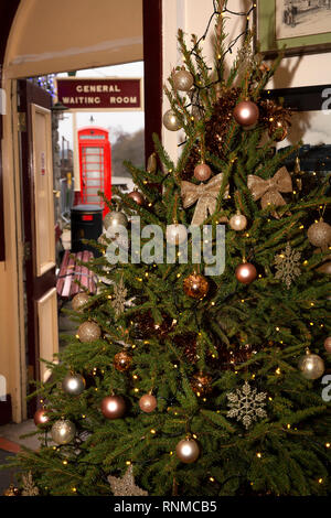 Großbritannien, England, Lancashire, Rawtenstall, East Lancashire Railway Station, Weihnachtsbaum im Ticket Office Stockfoto