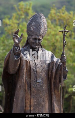 Bronzestatue von Papst Johannes Paul II., Papst von 1978 bis 2005, Monti Lessini, Stallavena, Provinz Verona, Italien Stockfoto