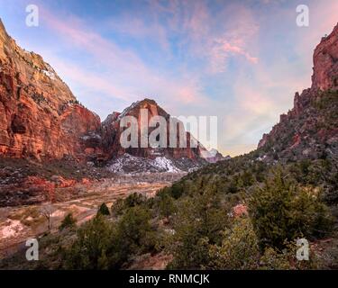 Blick von West Rim Trail auf den Berg Rotwild Trap, Zion Canyon bei Sonnenuntergang, im Winter, Berge, in der Nähe der Grotte Stockfoto