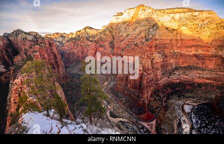 Blick vom Angels Landing nach Zion Narrows auf Big Bend, Virgin River und Zion Canyon, Angels Landing Trail, im Winter Stockfoto