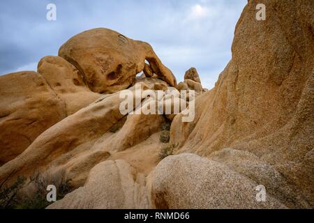 Felsformationen, hinten links Arch Rock, Rock Arch, monzogranite Formation, Arch Rock Nature Trail, White Tank Campground Stockfoto