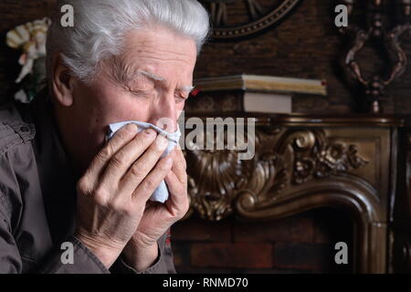 Portrait von kranken älteren Mann mit Taschentuch Stockfoto