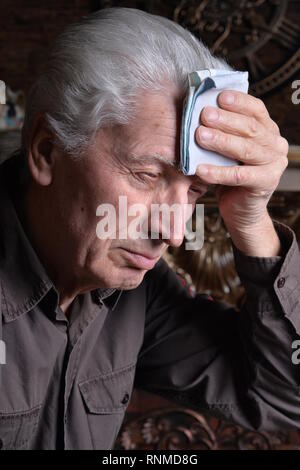 Portrait von kranken älteren Mann mit Taschentuch Stockfoto