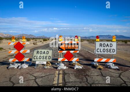 Umweg, Straßensperrung, Straßensperre mit Diversion, Verkehrszeichen, der historischen Route 66, Ludlow, Kalifornien, USA Stockfoto