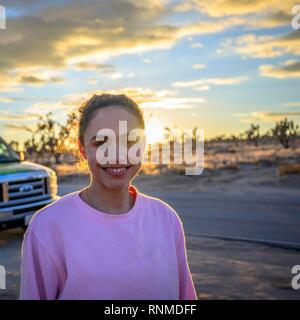 Porträt einer schönen jungen Frau, Tourist, im Abendlicht, Mojave Wüste, Wüste, Landschaft, Mojave National Preserve Stockfoto