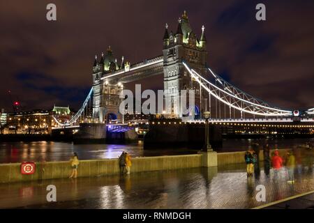 Die Tower Bridge, Nachtaufnahme, London, England, Großbritannien Stockfoto