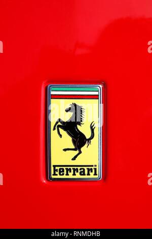 Ferrari Logo auf rot Motorhaube von einem Ferrari, Italien Stockfoto