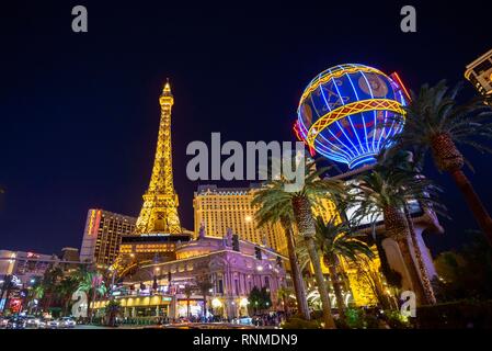 Beleuchtete Paris Las Vegas Hotel und Casino in der Nacht, mit Replik Eiffelturm, Nachtaufnahme, den Strip, Las Vegas Strip Stockfoto