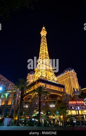 Beleuchtete Paris Las Vegas Hotel und Casino in der Nacht, mit Replik Eiffelturm, Nachtaufnahme, den Strip, Las Vegas Strip Stockfoto