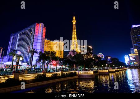 Der Strip bei Nacht, Las Vegas Strip, hinterleuchtet, Bally's Las Vegas und Paris Las Vegas Hotel und Casino bei Nacht Stockfoto
