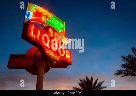 Neon Leuchtreklame eines Alkohols Shop bei Sonnenuntergang, Getränkeladen, Las Vegas Arts District, Downtown, Las Vegas, Nevada Stockfoto