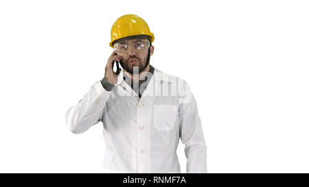 Ingenieur in der Schutzbrille und Hut wandern, sich am Telefon auf weißem Hintergrund. Stockfoto