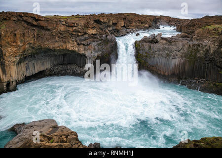 Basaltsäulen in der aldeyjarfoss Wasserfall auf dem Fluss Skjálfandafljót auf dem nördlichen Teil der Sprengisandur Highland Road, Highlands, Northeaster Stockfoto