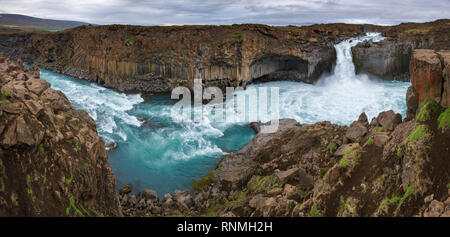 Panoramablick von Der Aldeyjarfoss Wasserfall auf dem Fluss Skjálfandafljót auf dem nördlichen Teil der Sprengisandur Highland Road, Highlands, Northeaster Stockfoto