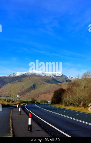 Die wichtigsten 66 Straße zum Lake District, Cumbria, England, Grossbritannien - mit schneebedeckten Blencathra Berg in der Ferne sichtbar. Stockfoto