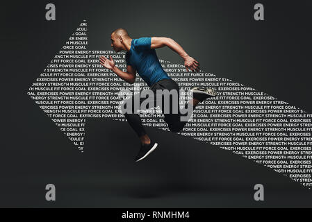 In voller Länge Porträt eines gesunden muskulöse Sportler über dunklen Hintergrund zu springen. Dynamische Bewegung. Von der Seite. Grafik Zeichnung. Stockfoto