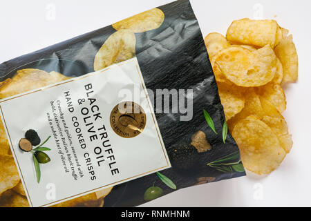 Paket von Marks & Spencer schwarze Trüffel & Olivenöl Hand gekocht Chips geöffnet mit dem verschütteten Inhalt auf weißem Hintergrund verschüttet Stockfoto