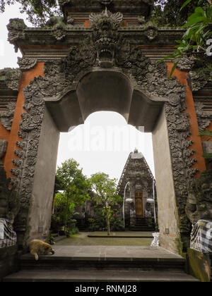 Traditionelle geschnitzte Eingangstor in Puri Kantor, ein Hindu Tempel in Ubud, Bali, Indonesien. Stockfoto