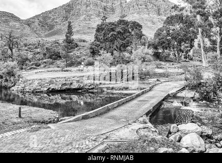 Ein niedriges Niveau Straße Brücke an Algerien in den Cederberg Mountains im Western Cape von Südafrika. Schwarzweiß Stockfoto