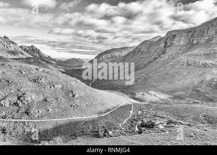 Blick von der Uitkyk Pass nach Algerien in den Cederberg Mountains im Western Cape von Südafrika. Schwarzweiß Stockfoto