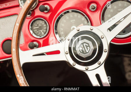 Haken, Großbritannien - 1. Januar 2019: Nahaufnahme einer aus Holz und Chrom Lenkrad auf einer vintage MG auto im Hook, Großbritannien Stockfoto