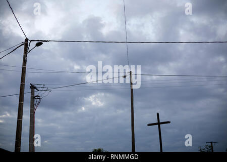 Stromleitungen gegen bewölktem Himmel Stockfoto