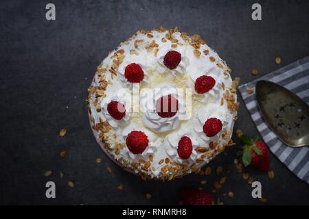 Hausgemachte weiße Wald Kuchen mit Erdbeeren und Müsli Topping, selektiven Fokus Stockfoto