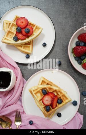 Selbstgemachte Waffeln Frühstück mit Beeren Sirup Ansicht von oben Stockfoto