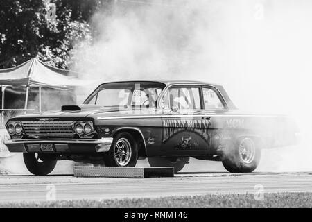 Alte Hot Rods Racing bei einem Drag Strip Stockfoto