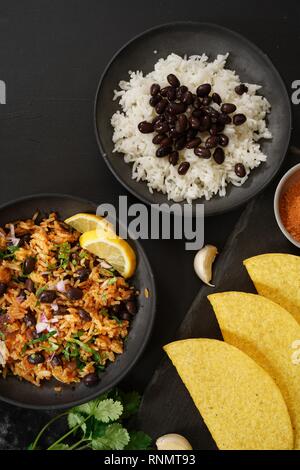 Reis und Bohnen Taco shells auf Seite/mexikanisches Essen Ansicht von oben Stockfoto