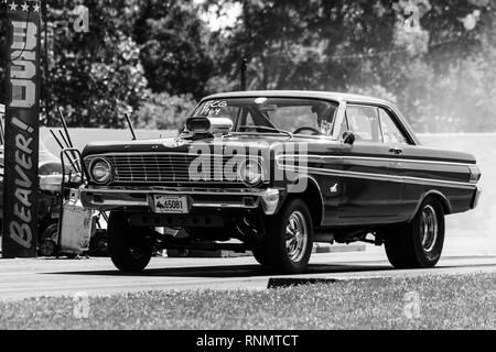 Alte Hot Rods Racing bei einem Drag Strip Stockfoto