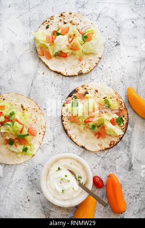 Vegetarische soft Tacos serviert mit Sour Cream dip Stockfoto