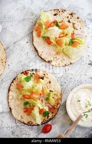 Vegetarische soft Tacos serviert mit Sour Cream dip Stockfoto