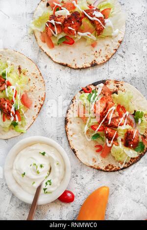 Hausgemachte soft gegrillter Lachs Fisch Tacos mit saurer Sahne beträufelt, selektiver Fokus Stockfoto